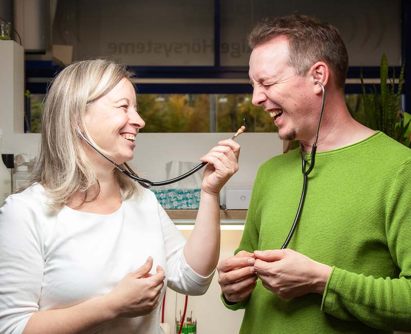 Entdecken Sie unauffällige Hörgeräte für ein besseres Hörerlebnis Moderne und fast unsichtbare Hörgeräte von Hören mit Hertz